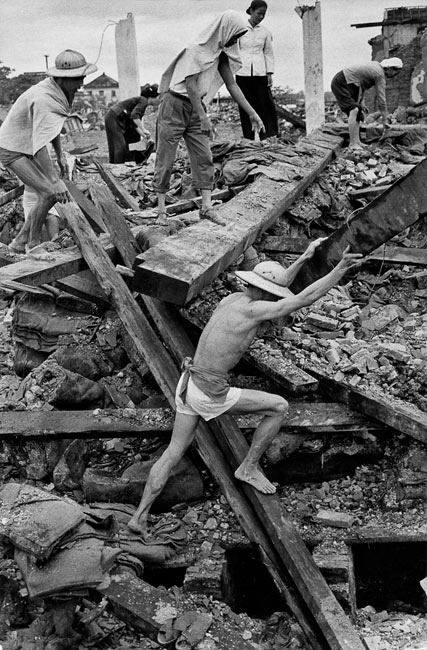 Ruines après une attaque aérienne à Haiphong, Nord Vietnam, 1972