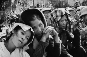 Rassemblement de la population pour la lecture du testament d'Ho Chi Minh, Nord Vietnam, 1969