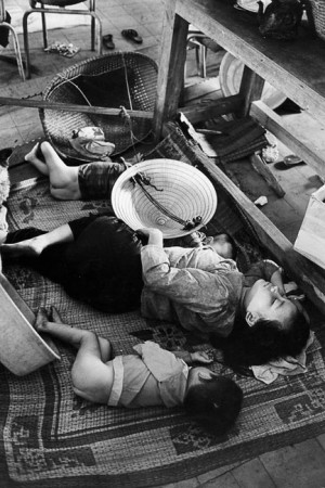 Habitants de Hué réfugiés dans le lycée Quoc-Hoc après la longue bataille qui détruisit en grande partie la ville, avril 1968
