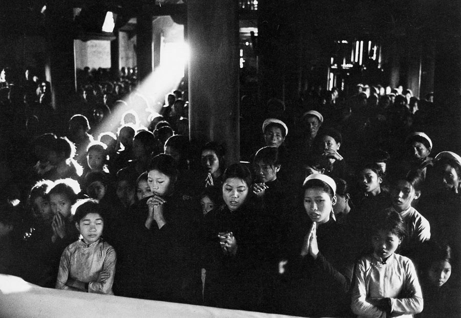 Prière du dimanche dans une église catholique de Ninhbinh, Nord Vietnam, 1969