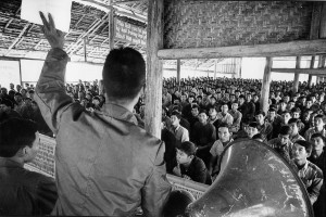 Cours de rééducation politique dans un camp d'officiers, dans la région de Thai Ninh près de la frontière cambodgienne, 1976