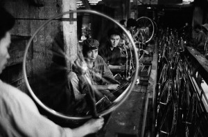 Usine de bicyclettes dans la banlieue d'Hanoi, 1969