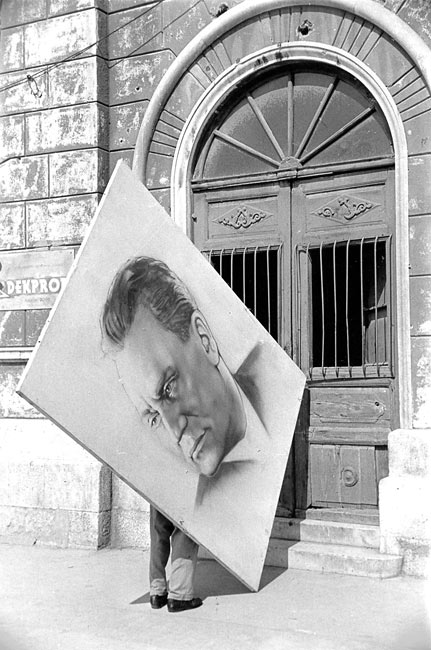 Un portrait de Tito est rentré après une manifestation politique, 1953