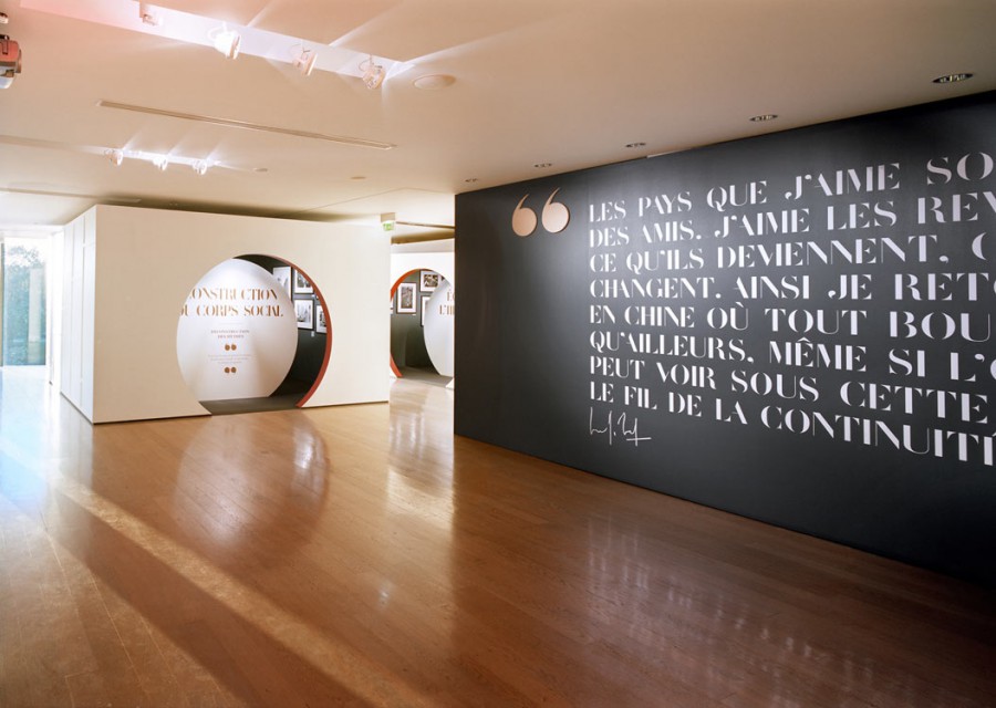 Vue intérieure de l'exposition "Histoires du quotidien en Chine de 1957 à 2011", Quais Hennessy, Cognac, 2011© Luca Nicolao