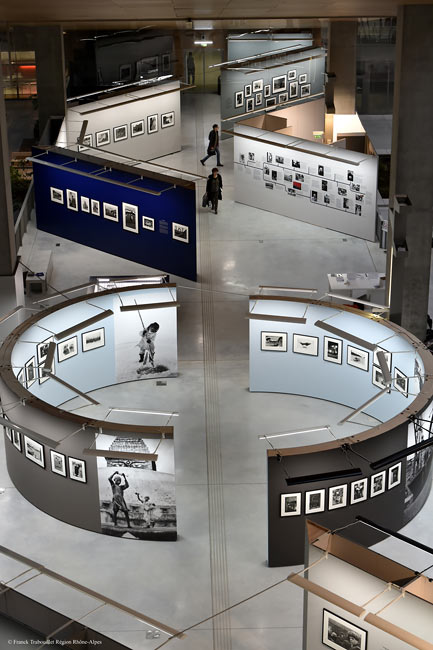 View of the exhibition "Marc Riboud, Premiers déclics", Le Plateau, exhibition space of the région Rhône-Alpes, 2014-2015 © Franck Trabouillet Région Rhône-Alpes
