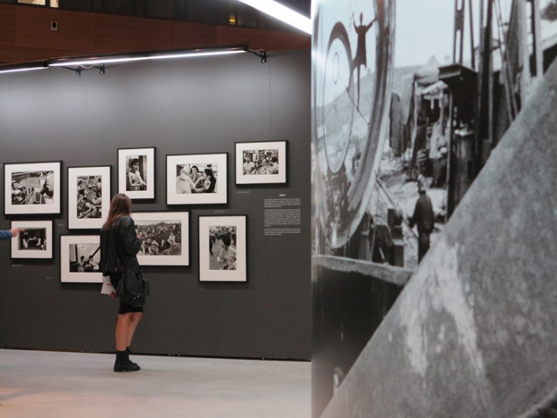 View of the exhibition "Marc Riboud, Premiers déclics", Le Plateau, exhibition space of the région Rhône-Alpes, 2014-2015 © Mike Derez