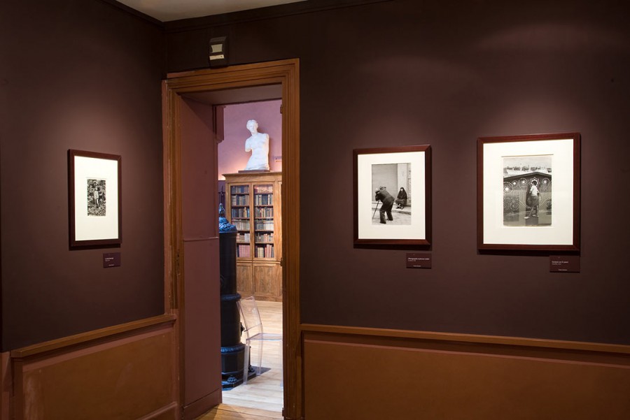 View of the exhibition "L'instinct de l'instant", Musée de la Vie romantique, Paris, 2009 © Martin Argyroglo